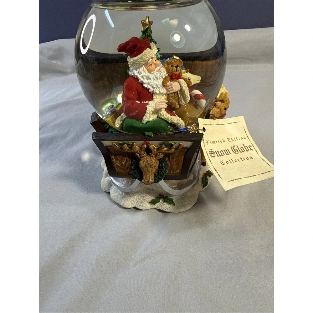 2005 Target Santa Sleigh Reindeer Musical Snow Globe Here Comes Santa Claus WT